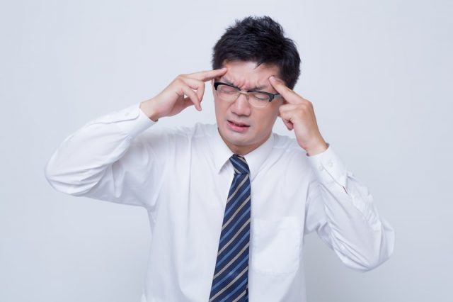 頭痛の男性